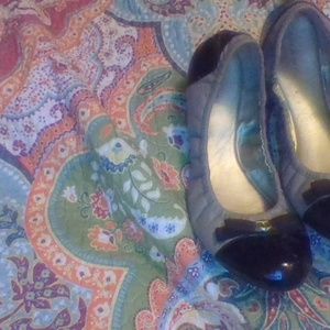 Black toed cap flats